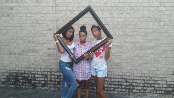 Friends photograph ideas. Sister photo ideas. Silly Photo Ideas.