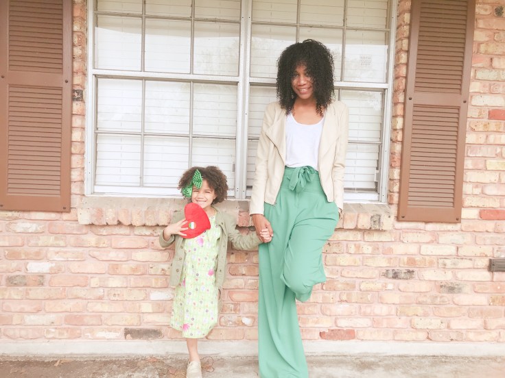 Staple items are essential for any minimalist wardrobe. #minimalist #minimalism #motherhood #momlife #summerwardrobe #minimalistliving