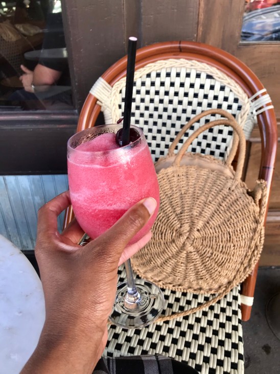 Accessories are a good way to style your minimalist wardrobe. #minimalism #minimalistwardrobe #minimaliststyle #motherhood #momlife #motherhood