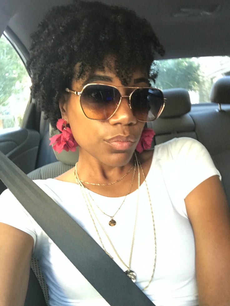 Statement earrings always enhance a look an add a personal touch to your minimalist wardrobe. Statement necklaces can do the same thing. #minimalistwardrobe #minimaliststyle #momwardrobe #momstyle #minimalistliving #mom #motherhood