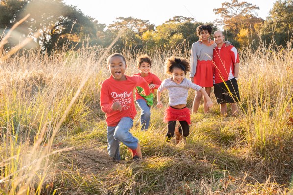 Presence over presence - just one way to enjoy a minimalist Christmas this holiday season. #minimalistchristmas #minimalistgiftideas #christmasgiftideas #decluttering #clutterfree #familyphotoideas #familyphotos