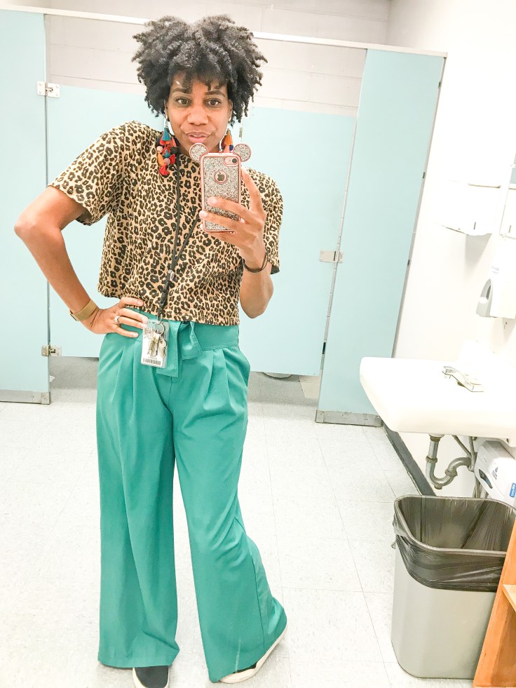 To style your minimalist wardrobe, make sure you update periodically. #minimalistwardrobe #minimalist #minimalistliving #capsulewardrobe #minimalism #momfashion #springfashion