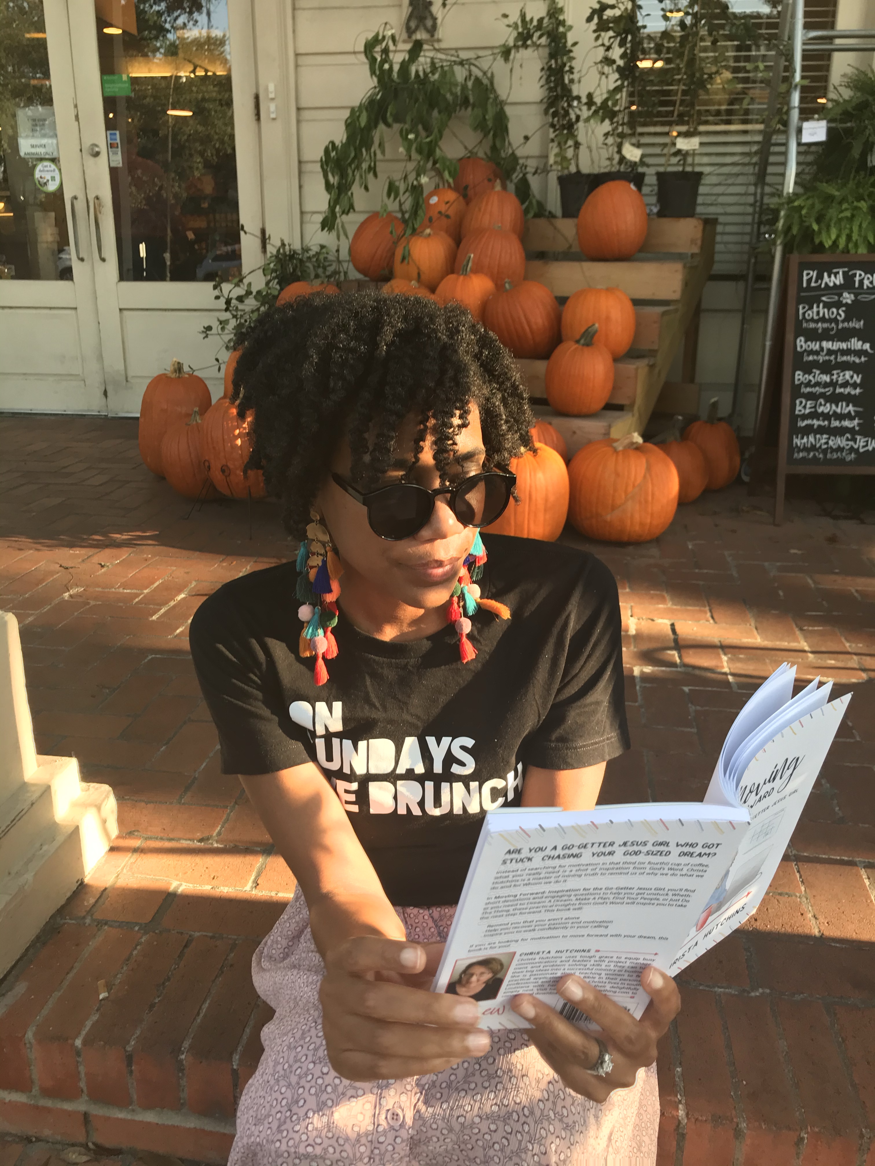 Statement tees can be worn so many different ways over time. #capsulewardrobe #springfashion #springstyle #minimalistwardrobe #momfashion #momstyle