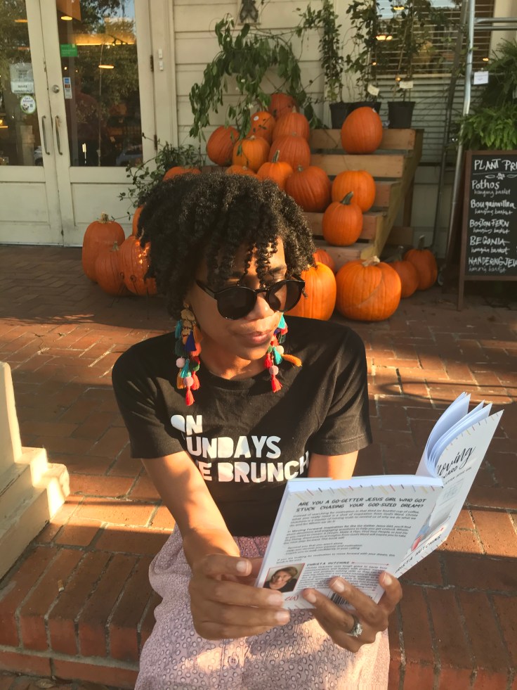 Statement tees can be worn so many different ways over time. #capsulewardrobe #springfashion #springstyle #minimalistwardrobe #momfashion #momstyle