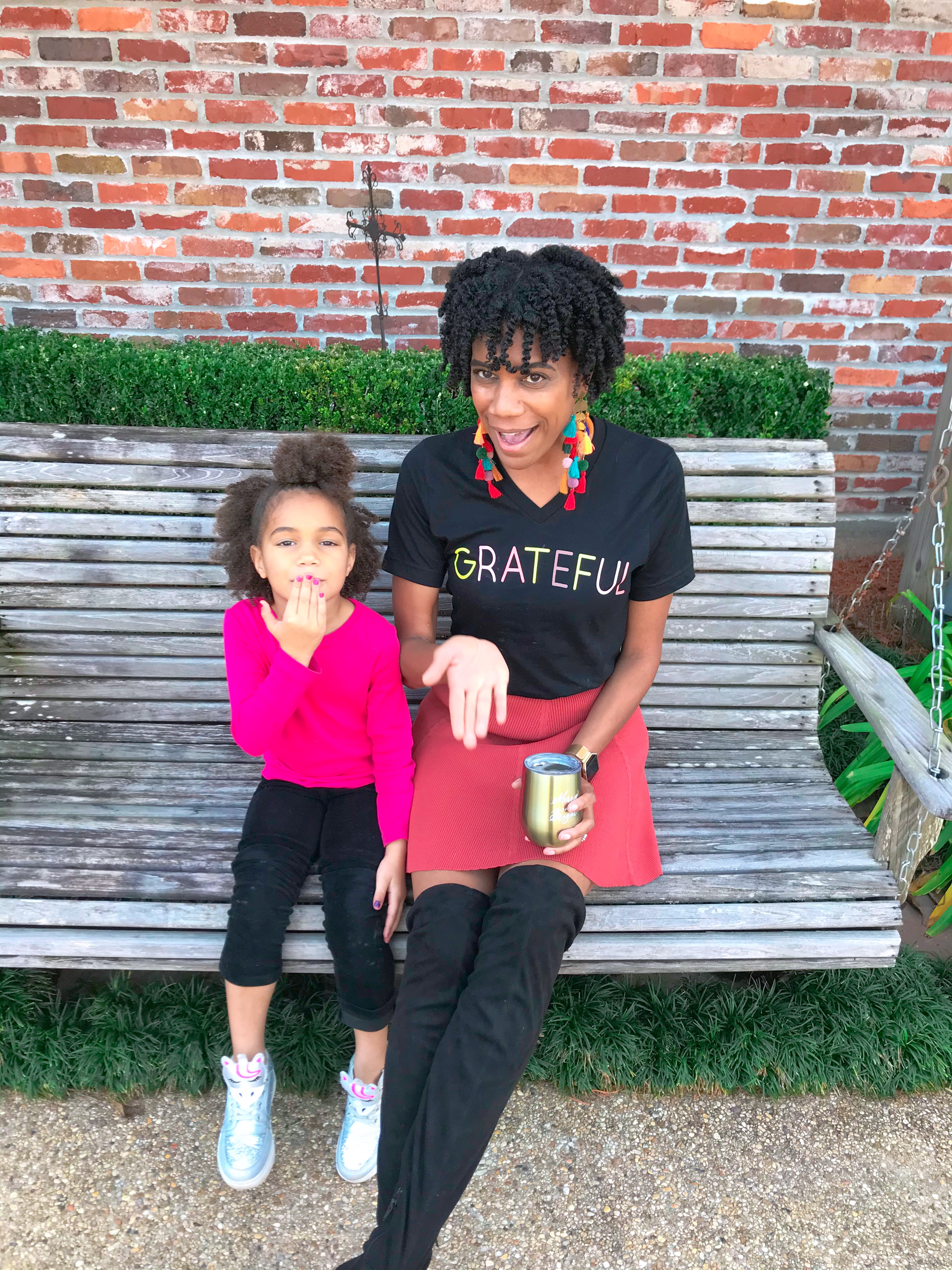 T-shirts are a must in a capsule wardrobe. #capsulewardrobe #minimalistwardrobe #momfashion #minimaliststyle #minimalistfashion #momstyle