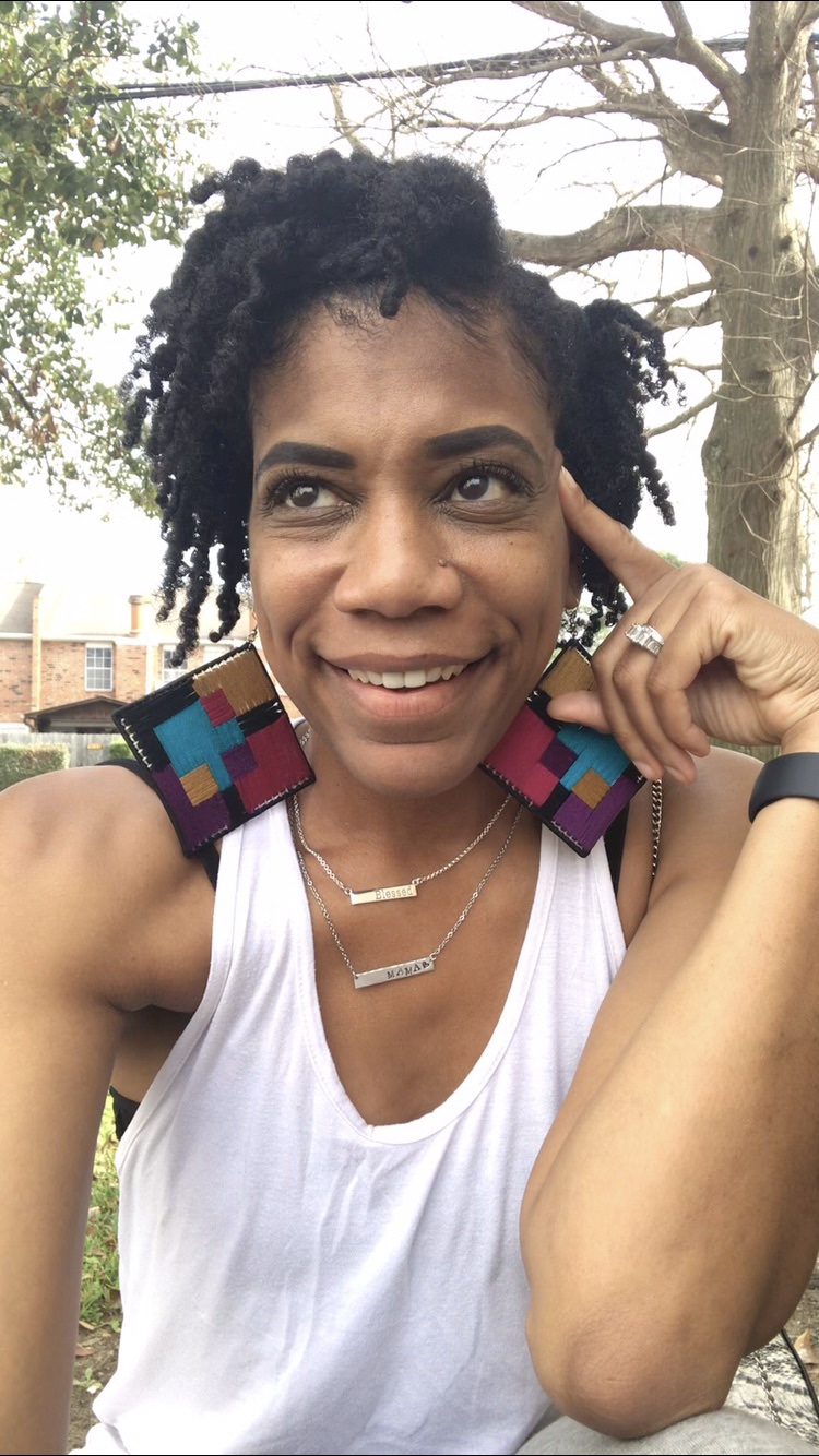 Accessories are a great way to style a capsule wardrobe. #minimalistwardrobe #capsulewardrobe #springstyle #springfashion #accessories #accessorize #springaccessories