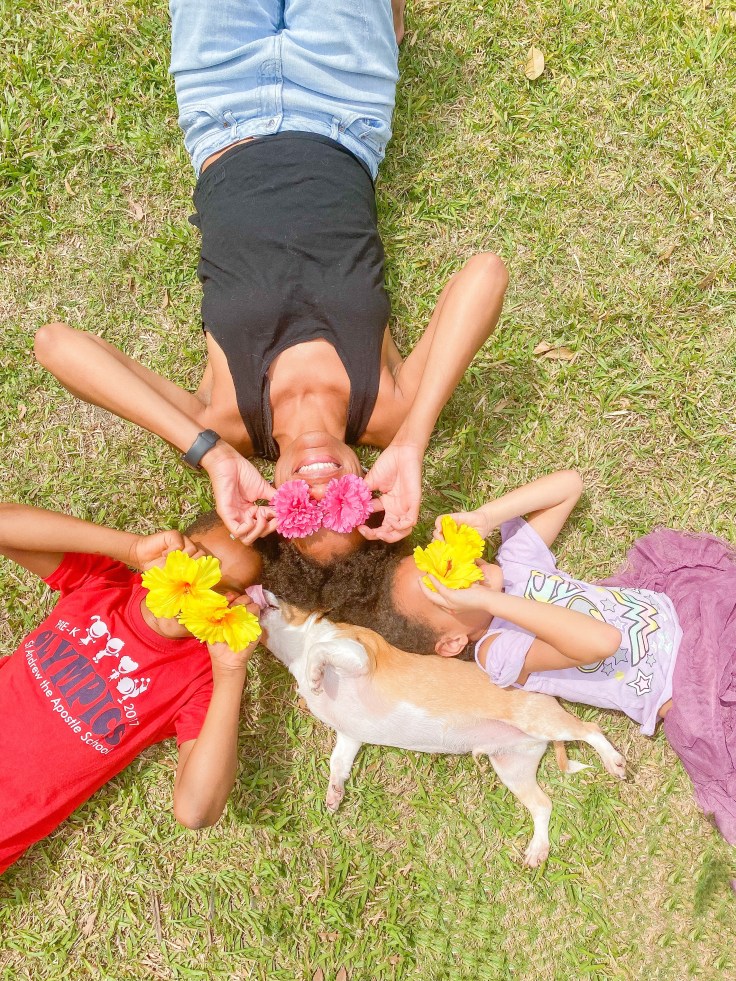Add a prop to your family photos. #familyphotos #familyphotoideas #propsforphotos #familyphotoshoot #kidsphotoideas