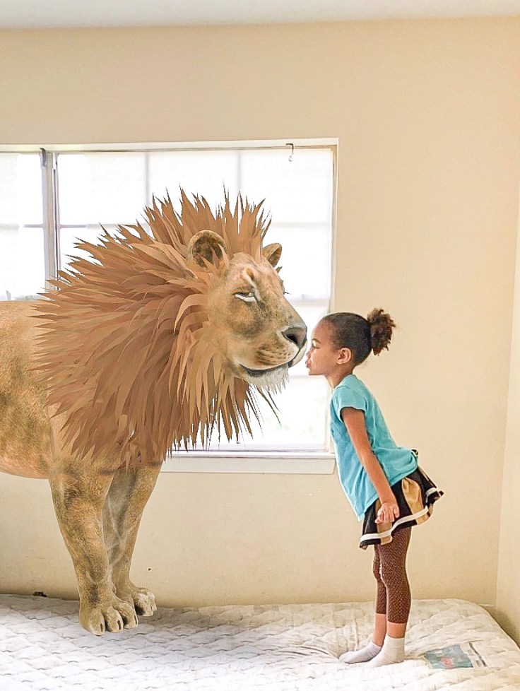 Use Google 3D to take a family photo with a zoo animal inside of your home. #familyphotoideas #familyphotos #zooanimalsphoto #kissesphoto #photosathome #kidsphotos