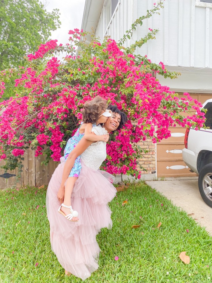 Flowers always make a family photo better. #familyphotoideas #familyphotos #motherdaughterphoto #photosathome #kissesphoto #flowerphotography