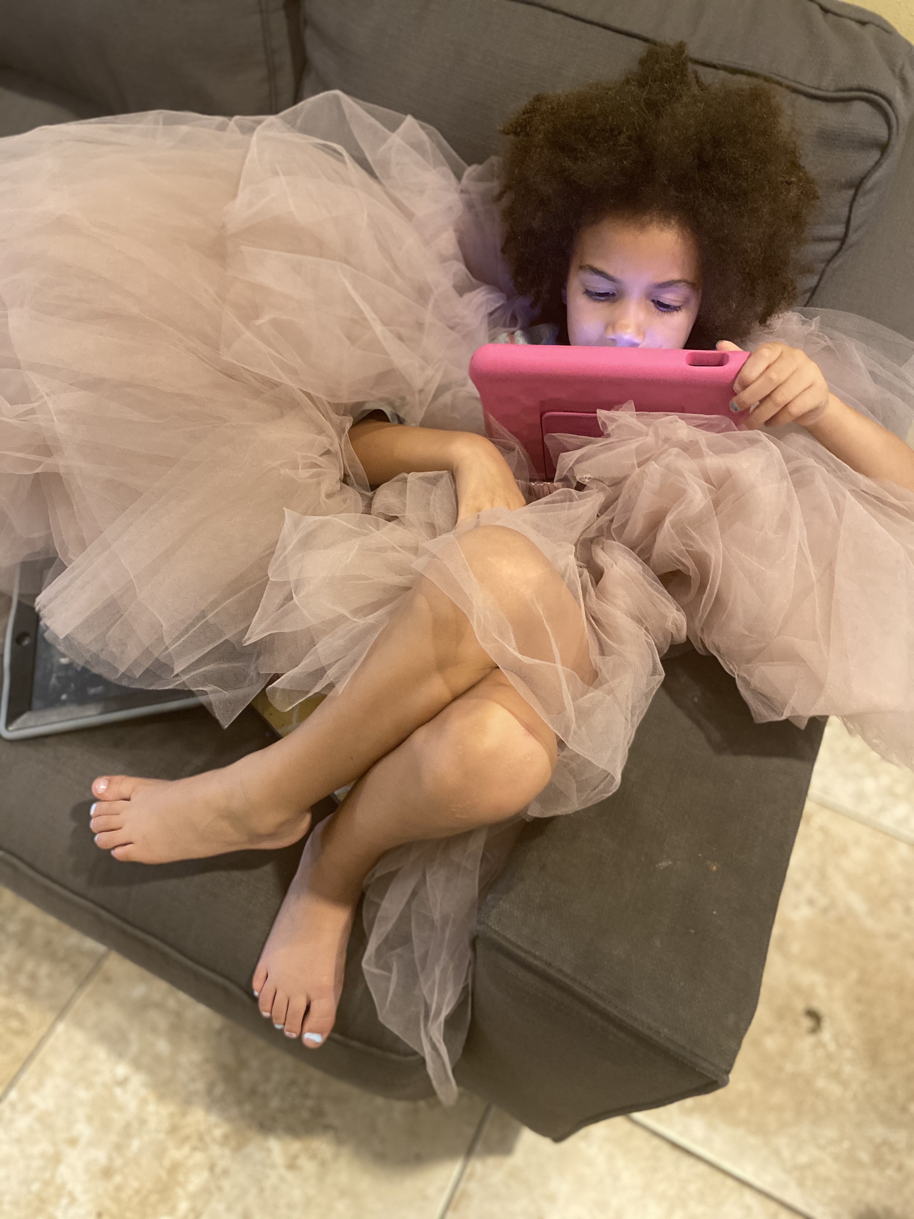 Off guard photos catch families doing what they normally do. #familyphotoideas #familyphotos #girlsphotos #offguardphotos #photosathome #kidsphotos