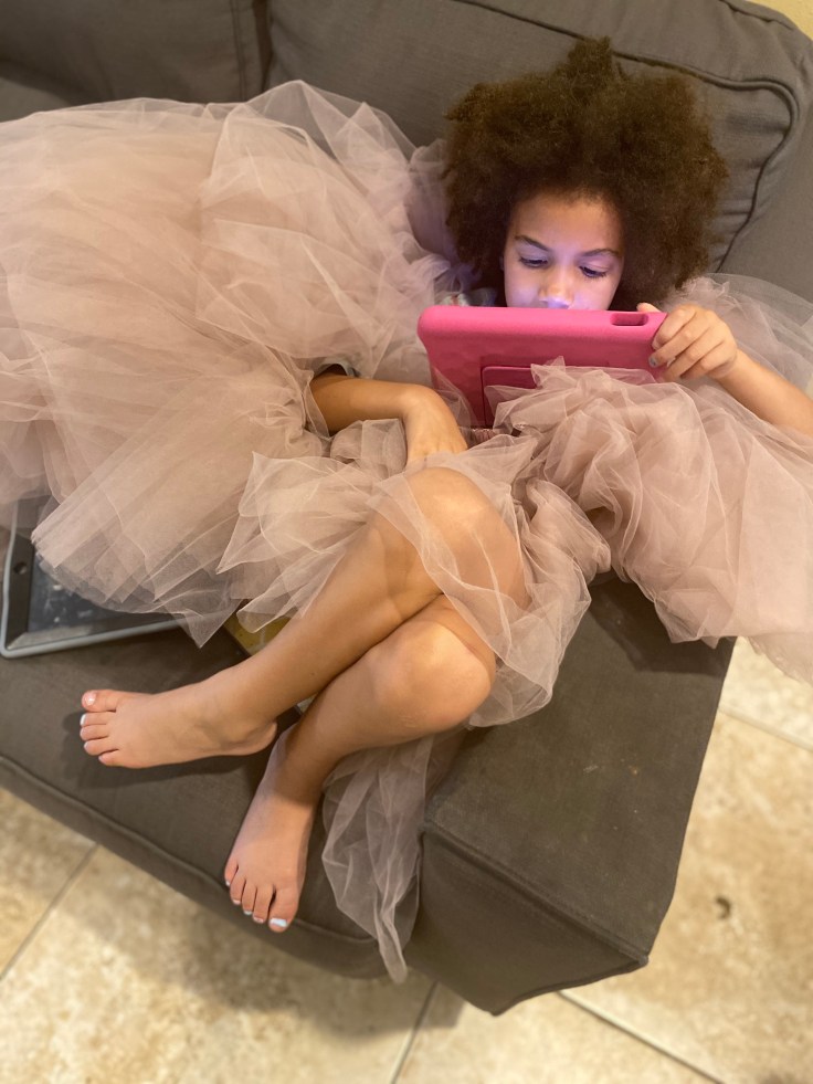 Off guard photos catch families doing what they normally do. #familyphotoideas #familyphotos #girlsphotos #offguardphotos #photosathome #kidsphotos