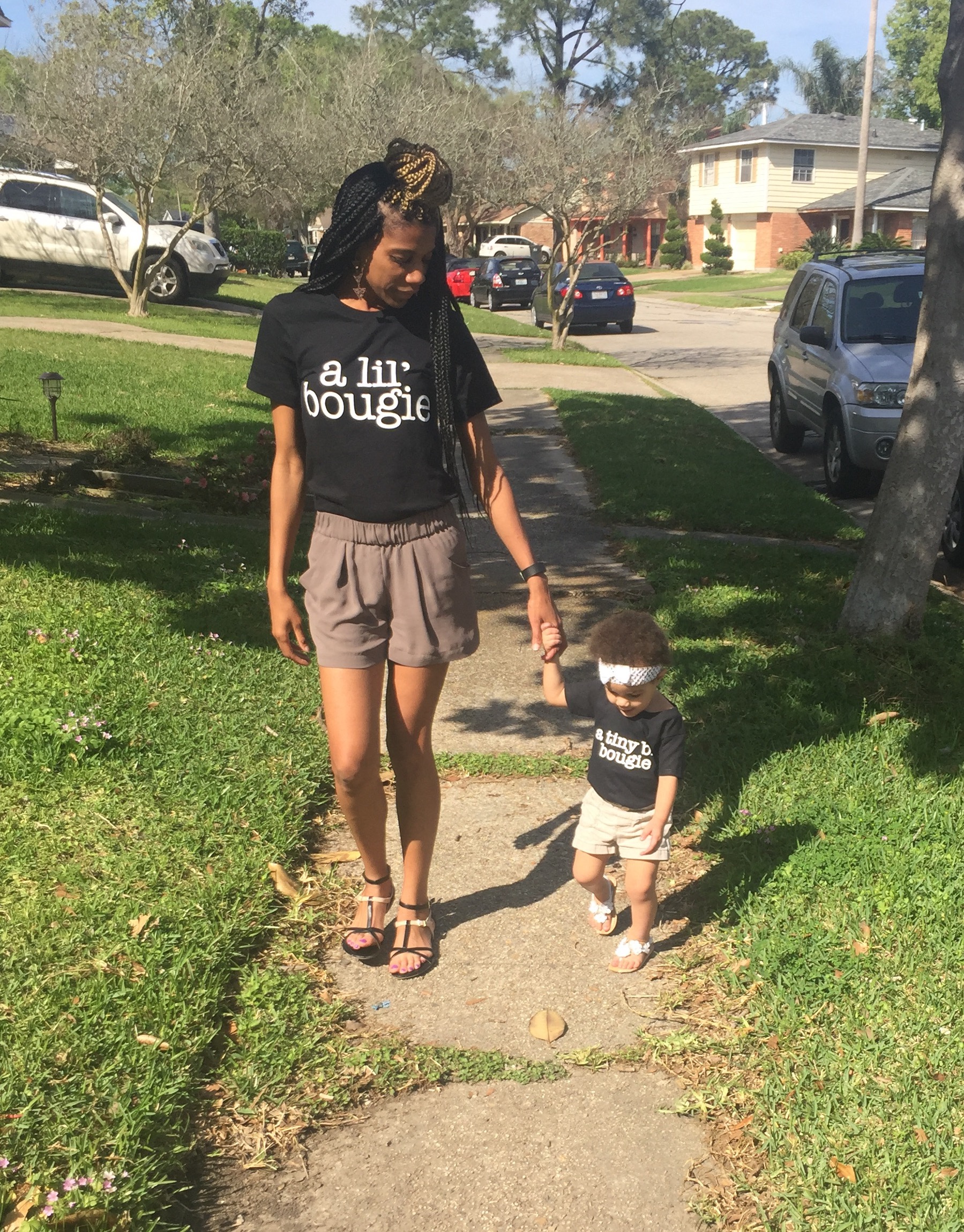Holding hands photos. #familyphotos #familyphotoideas #toddlergirlphotos #familyphotoshoot #kidsphotoideas