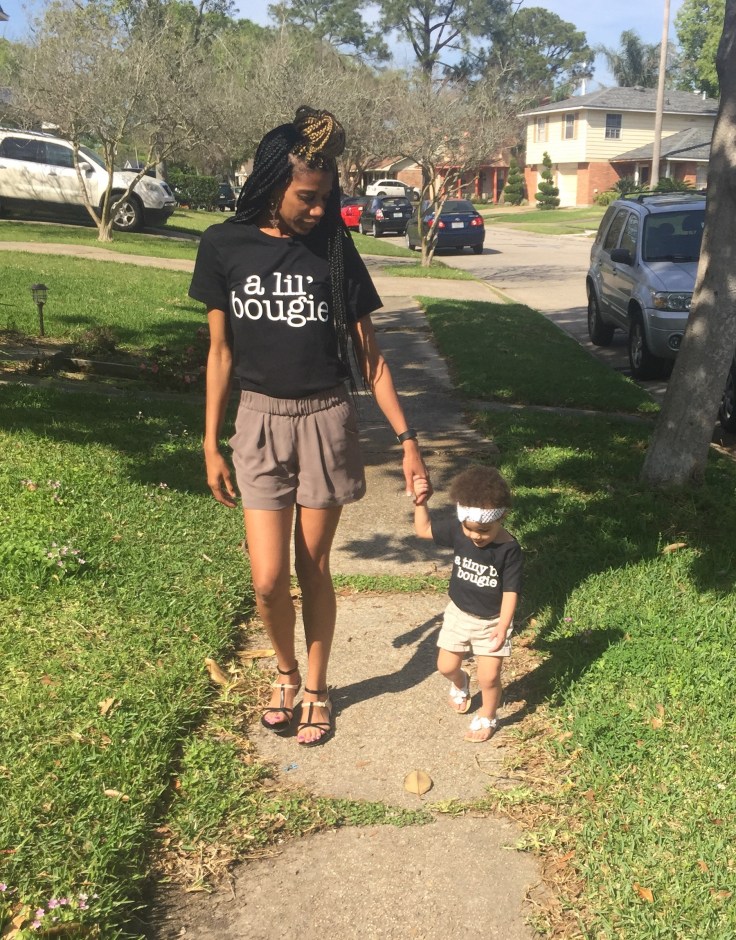 Holding hands photos. #familyphotos #familyphotoideas #toddlergirlphotos #familyphotoshoot #kidsphotoideas