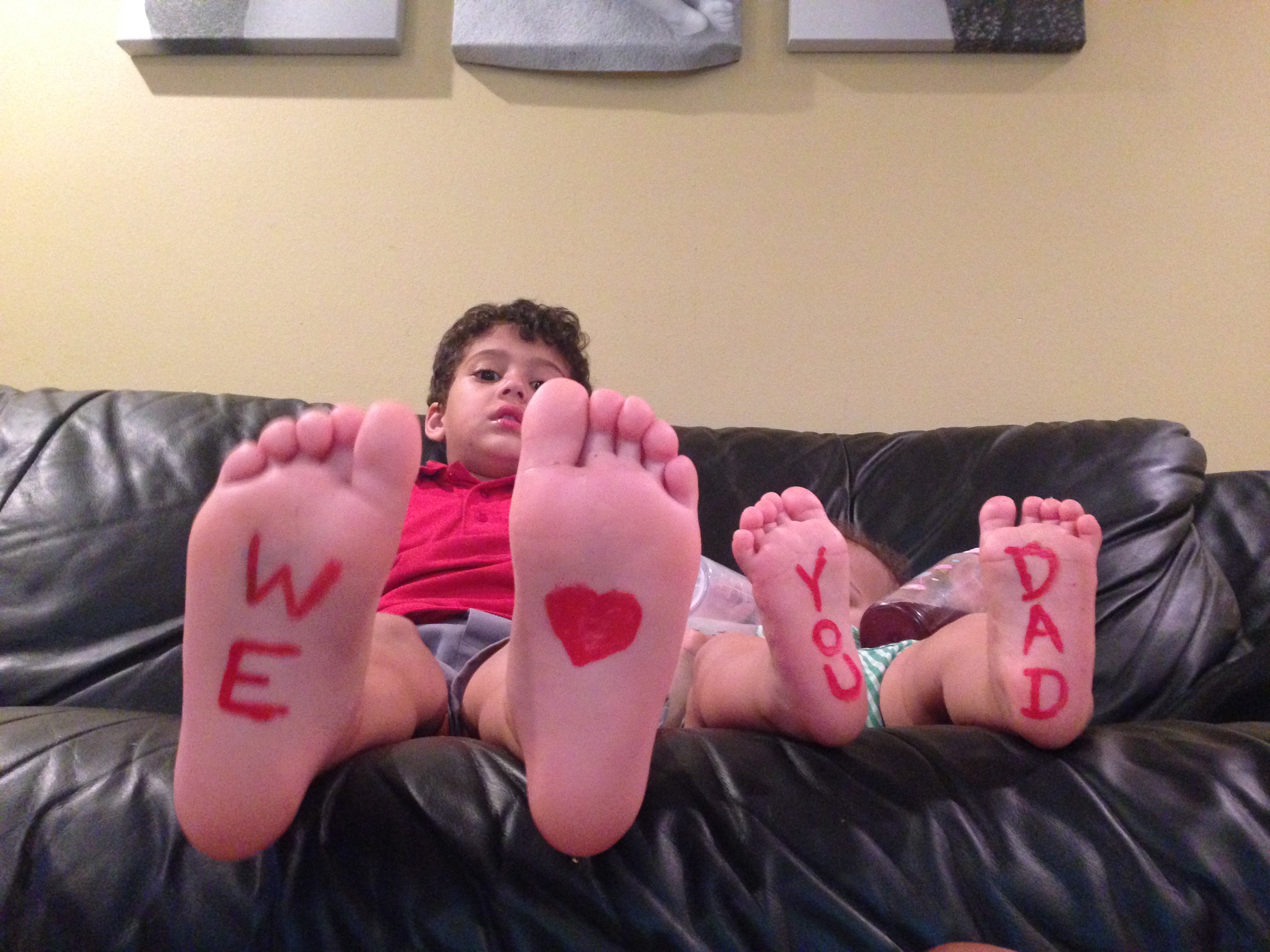 Message photos are the best with families. #familyphotos #familyphotoideas #messagephotos #kidsphotos #kidsphotoideas