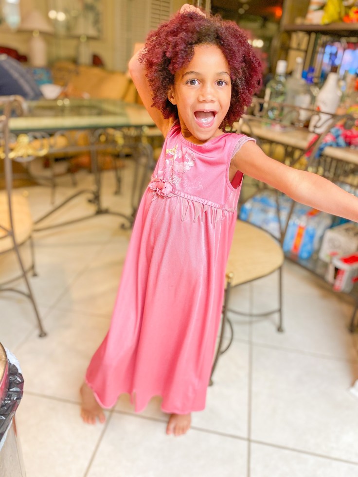 We all love perfect summer coils with a hint of color. #naturalhairjourney #naturalhaircare #summerhair #summerhairstyles #curlyhair #curlyhaircare #summernaturalhair #summercurlyhair