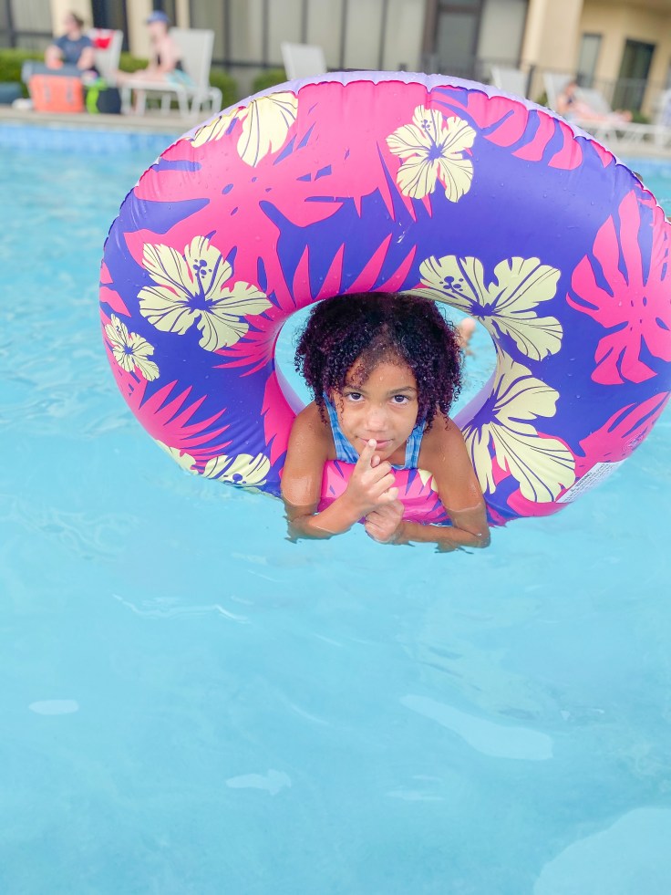 Chlorine from pools definitely must be washed out. It can significantly damage natural hair. #naturalhairjourney #naturalhaircare #summerhair #summerhairstyles #curlyhair #curlyhaircare #summernaturalhair #summercurlyhair