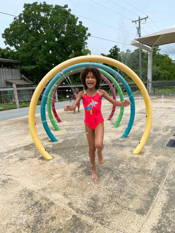 Splash pads are a great family activity | ordinarilyextraordinarymom #splashpads #waterparks #thingstodoinneworleans #freefamilyactivities #freeNewOrleans #NewOrleans #familyactivities #backtoschool