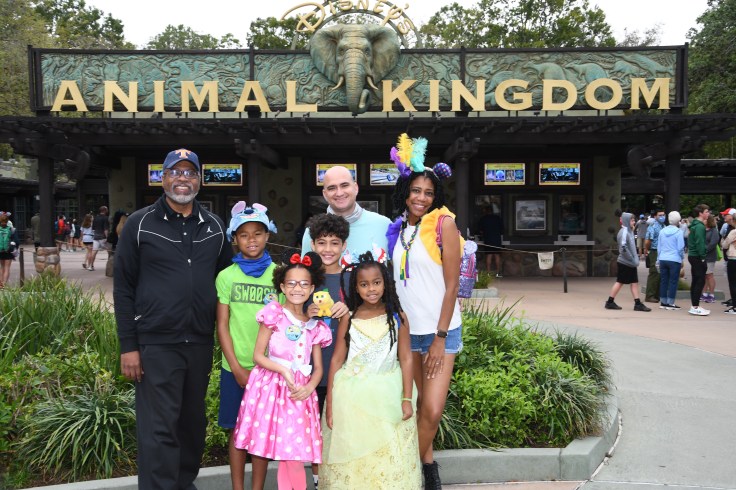 Magic Kingdom Photos via Disney Photo pass | ordinarilyextraordinarymom #disneyworldphotos #disneyphotos #disneyphotospots #disneyphotoideas #disneyphotoideaskids