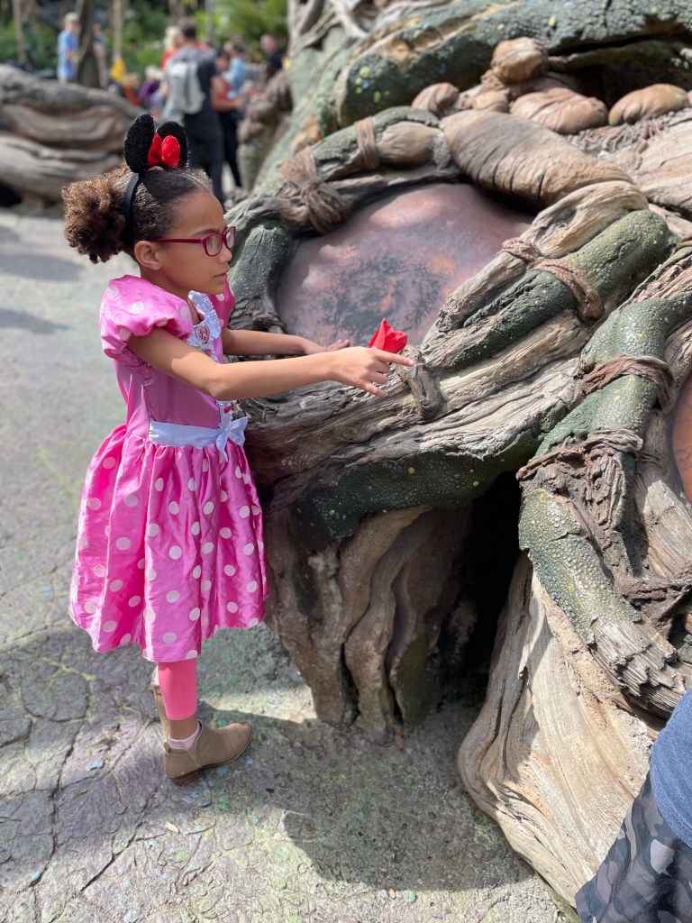 Disney World Photo at Animal Kingdom - girl playing drums | ordinarilyextraordinarymom #disneyworldphotos #disneyphotos #disneyphotospots #disneyphotoideas #disneyphotoideaskids