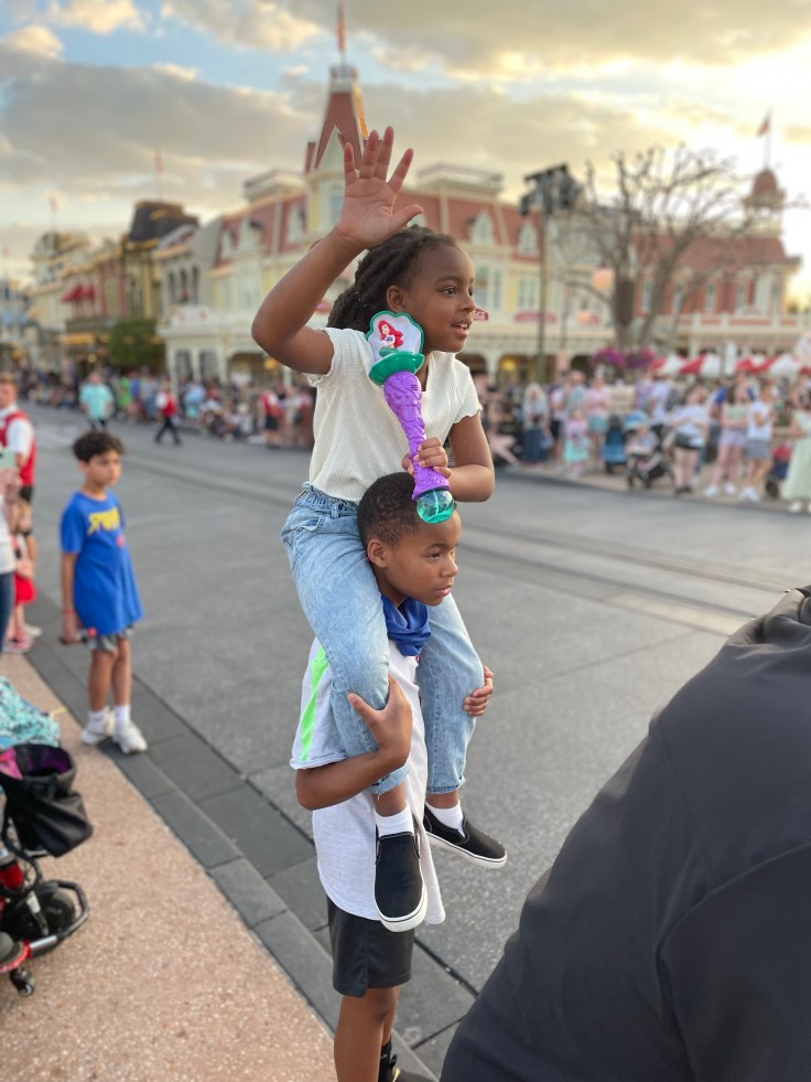 Disney World Photo Idea - Put a kid on your shoulders ordinarilyextraordinarymom #disneyworldphotos #disneyphotos #disneyphotospots #disneyphotoideas #disneyphotoideaskids