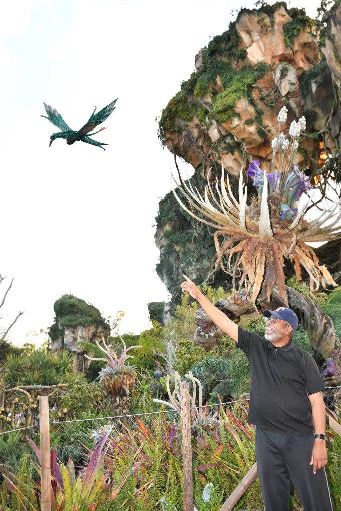 Disney World Magic Kingdom Photos via Disney Photo Pass | ordinarilyextraordinarymom #disneyworldphotos #disneyphotos #disneyphotospots #disneyphotoideas #disneyphotoideaskids