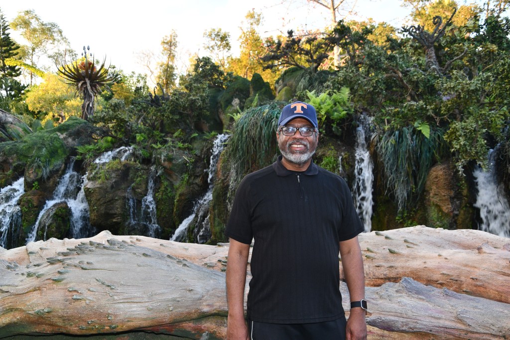 Disney World Photo Pass photo in Animal Kindgdom's World of Avatar | ordinarilyextraordinarymom #disneyworldphotos #disneyphotos #disneyphotospots #disneyphotoideas #disneyphotoideaskids #animalkingdom