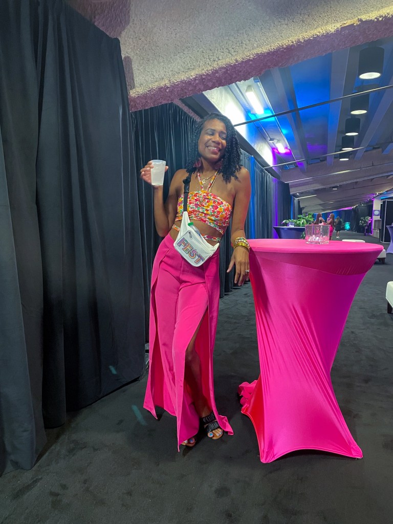 Women 90s fashion inspo - the fanny pack #90sinspo #90sinspowomen #90sfashion #fannypack #90sstyle