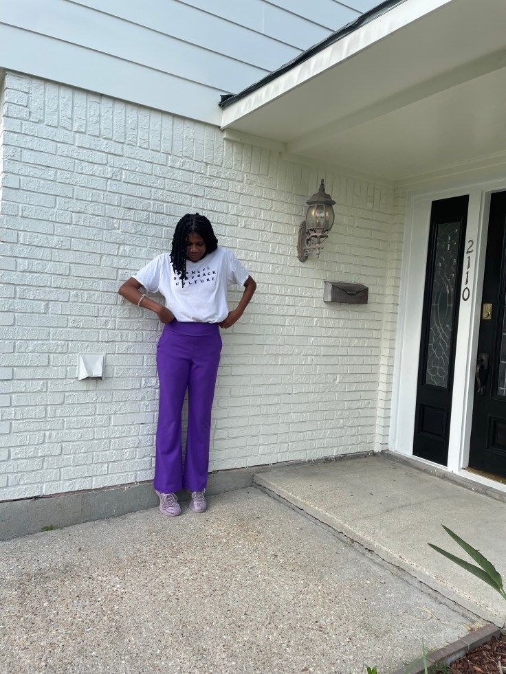 Style your cute graphic tee but tucking it to make a great outfit | ordinarilyextraordinarymom #graphictees #graphicteeoutfit #graphictshirt #graphictshirtoutfit#stylingagraphictee