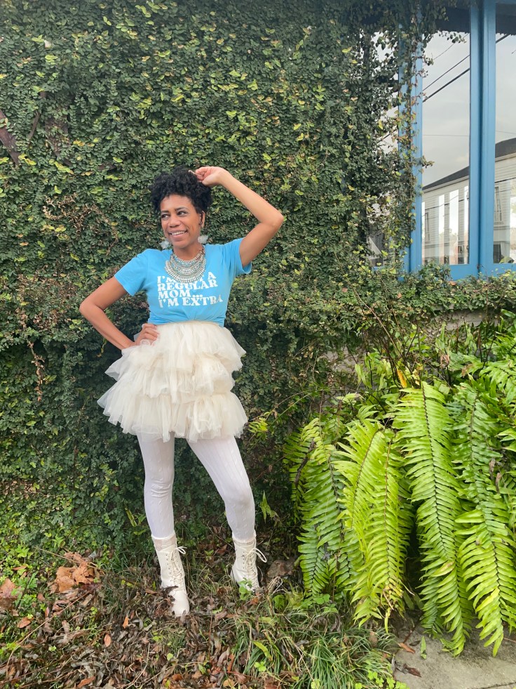 Tie a front knot in a graphic tee to style it. You can wear it over a dress and tuck the knot if you'd like. | ordinarilyextraordinarymom #graphictees #graphicteeoutfit #graphictshirt #graphictshirtoutfit#stylingagraphictee