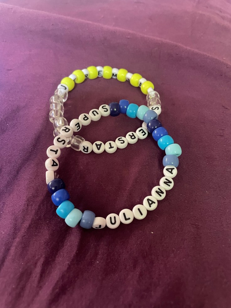 Bracelet Making Classroom Supplies used to reward superstar students | ordinarilyextraordinarymom #braceletsDIY #braceletmaking #classroomsupplies #classroomsetup